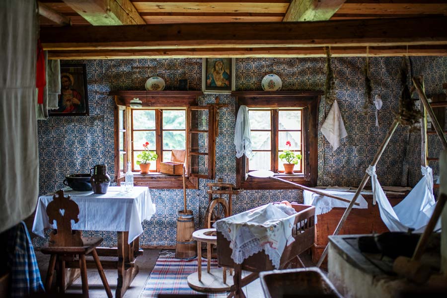 wnętrze zabytkowej chaty w Muzeum Wsi Kysuckiej